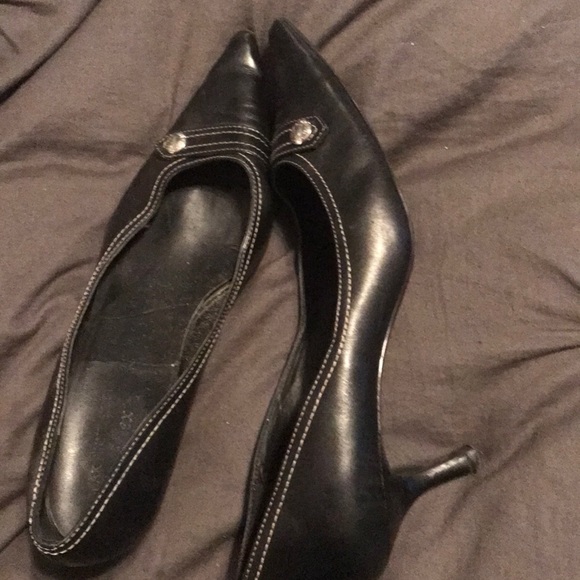 Black, pointed toes Anne Klein pumps - Picture 2 of 3